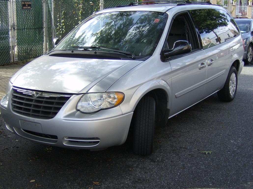 Used Car - 2005 Chrysler Town & Country for Sale in Brooklyn, NY