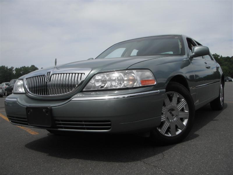 Used 2005 Lincoln TOWN CAR SIGNATURE LIMITED Sedan $9,390.00