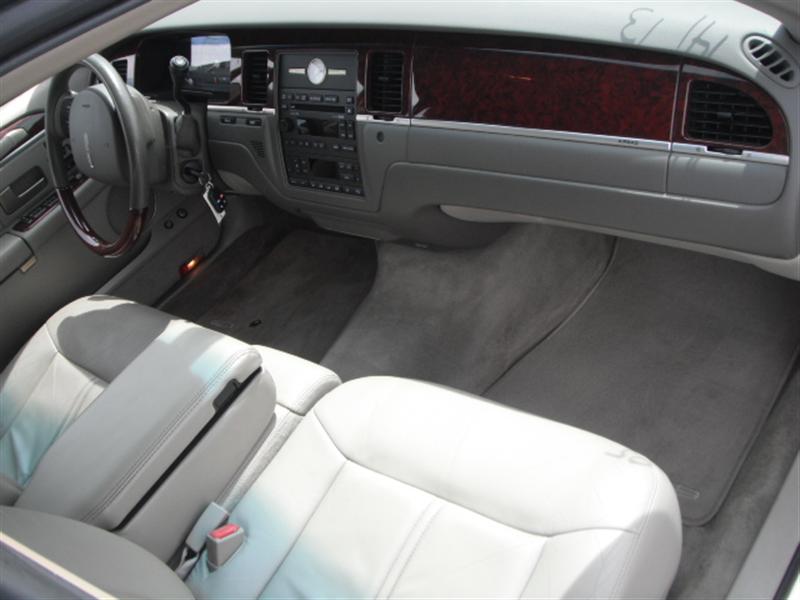 Used - Lincoln TOWN CAR  SIGNATURE LIMITED Sedan for sale in Staten Island NY