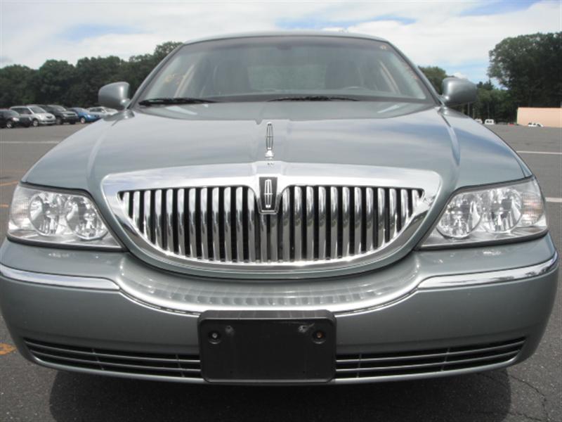 Used - Lincoln TOWN CAR  SIGNATURE LIMITED Sedan for sale in Staten Island NY